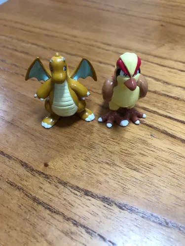 2 miniaturas pokemon tomy