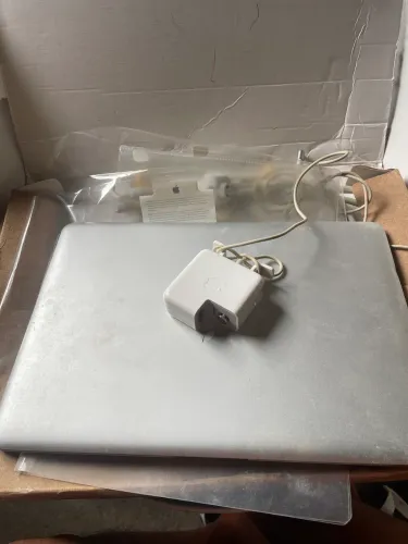 MacBook Air 2009 tela danificada e parado