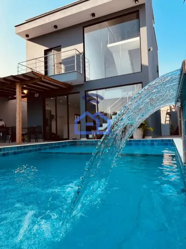 Sobrado com piscina à venda a apenas 100m da praia do Massaguaçu em Caraguatatuba, SP - Vi