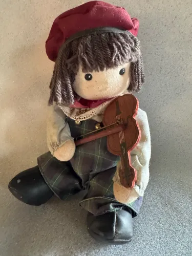 Boneca musical em movimento vintage Banberry tocando violino