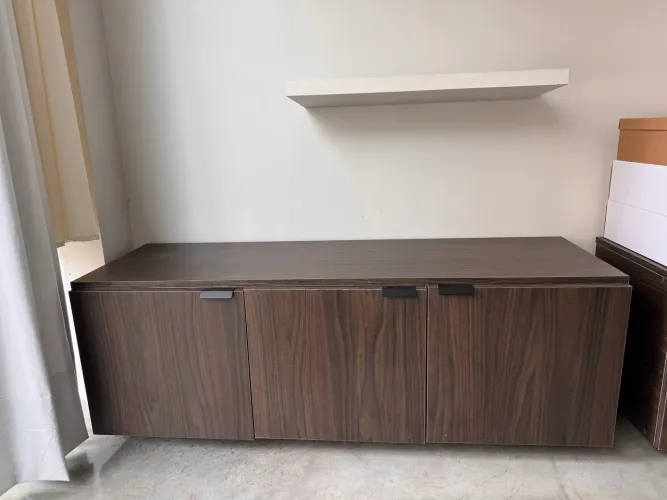 VENDO ARMÁRIO 3 PORTAS C/ RODINHAS (IMPECÁVEL)