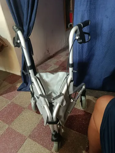 Andador de três rodas