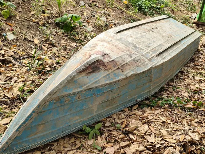 Bote de alumínio, precisando de pequenos reparos.. Pintura e uns arrebites.