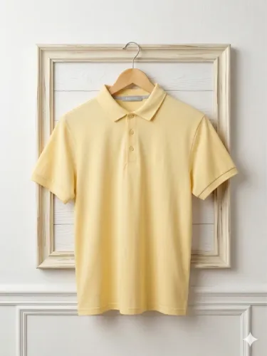 Camisa malha polo RICHARDS, tamanho M. Nas versões azul e amarela.