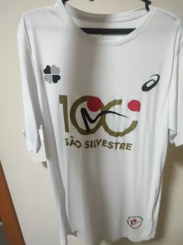 CAMISETA FINISHER SÃO SILVESTRE EDIÇÃO 100 + PIN COMEMORATIVO