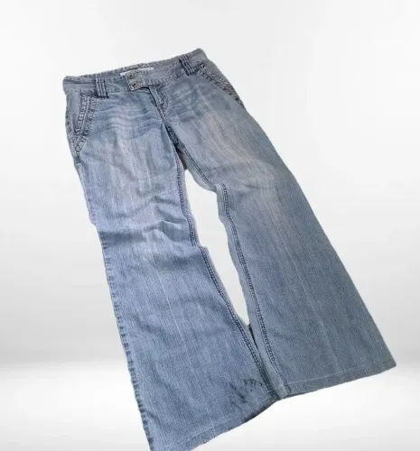 calça jeans flare (Calvin Klein)