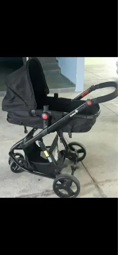 Carrinho de bebê moderno semi novo
