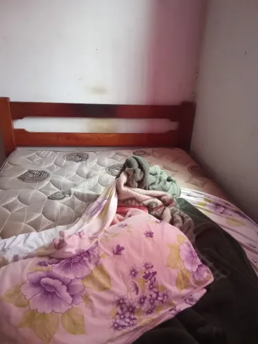 Eu tou vendendo está cama com colchão