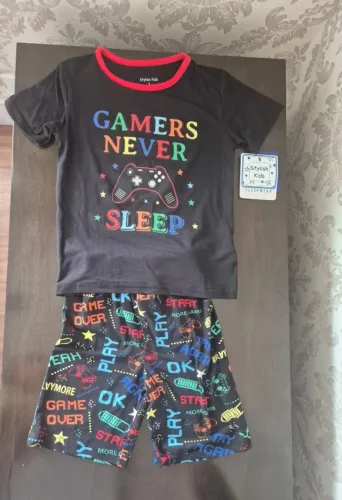 Pijama Menino. Stylish Kids. Gamers Never Sleep. Tamanho 4