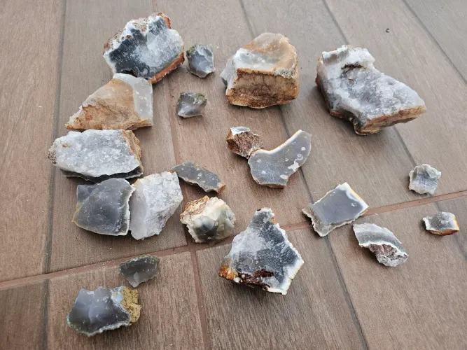 Calcedônia Bruta Natural - Conjunto de Pedras com Cristalização e Brilho Único