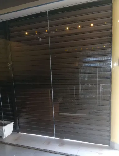 01 vão de vidro temperado 8mm de 4,15 mas de comprimento por 2,48 mts de altura.