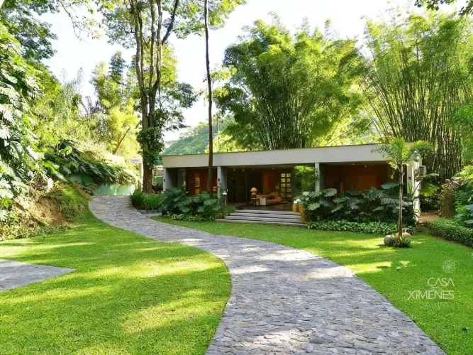 Elegância, luz e privacidade em endereço nobre de Petrópolis