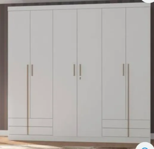 Guarda roupa Kappersbeg com marcas de uso
