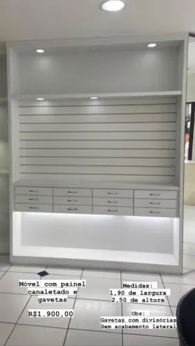 Móveis de loja com iluminação embutida