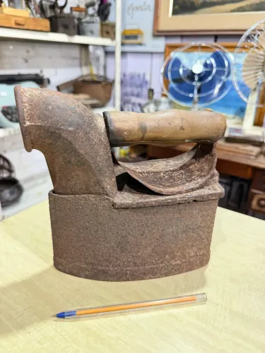 Antigo ferro a brasa chaminé