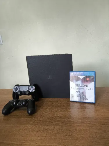 PS4 slim de 1 tera com 2 controles.