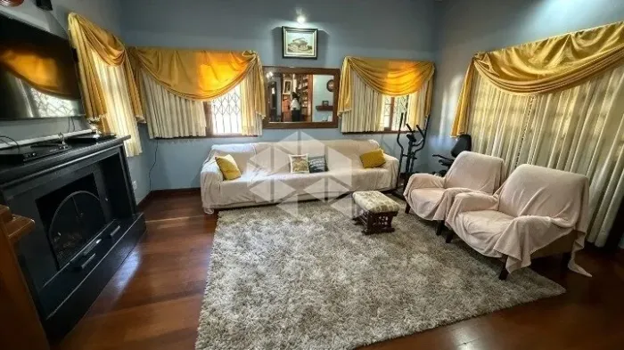 Casa com dois andares 3 dormitórios sacada 5 vagas cobertas 330m2 bairro Jardim Itu