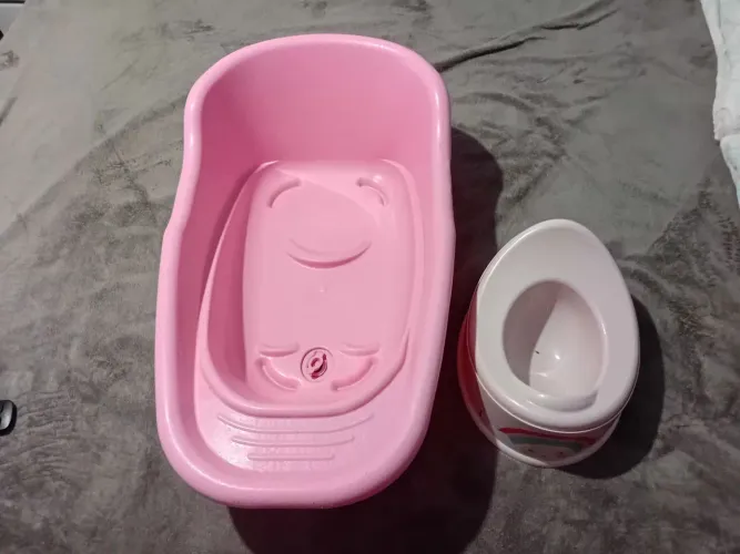 Vende-se varal que suporta 25kgs-moto infantil menina-banheira menina-pinico nunca usado.