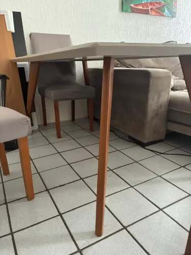 MESA DE JANTAR RETANGULAR 1,60 X 0,90 COM TAMPO DE VIDRO EM UM BOM ESTADO DE CONSERVAÇÃO