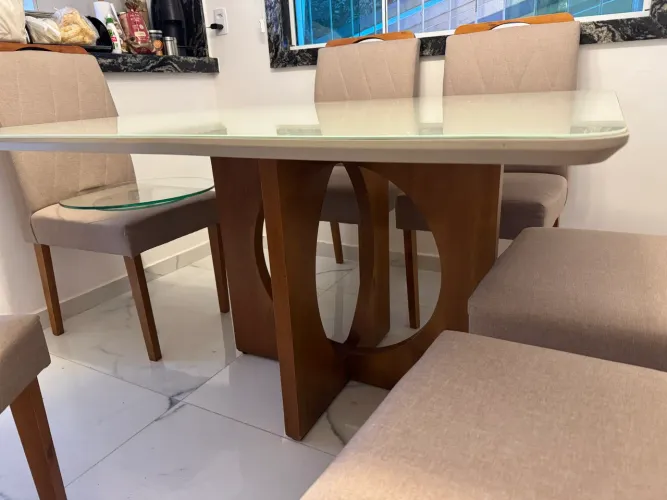 Mesa de jantar e cadeiras