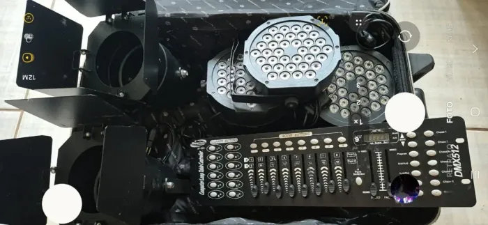 Kit completo de iluminação profissional em excelente estado de funcionamento.