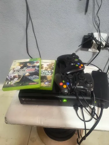 X Box 360 500 reais 2 controle 2 jogos futebol/tiro * zap