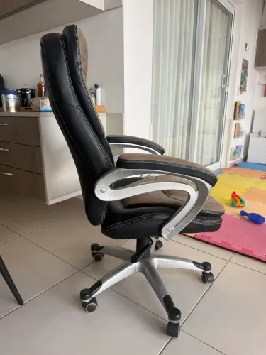 Cadeira de escritório estofada, ergonômica e giratória