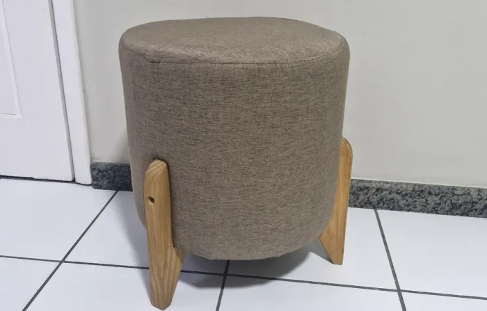 Lindo puff revestido com linho e pés de madeira