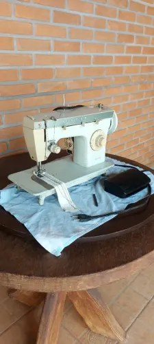 Máquina Singer Zig-zag , 110 volt..