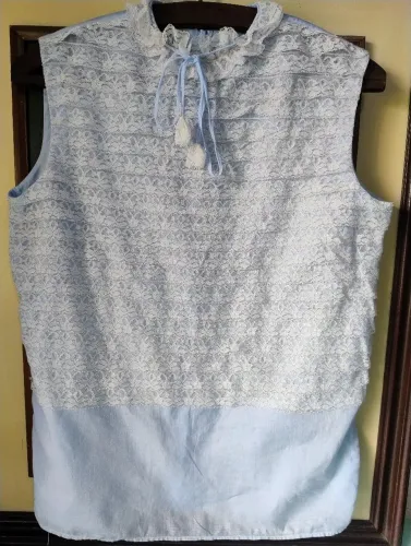 Blusa de algodão antiga com aplicação de rendas francesas 