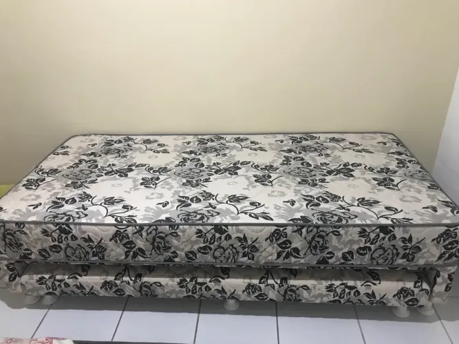 Vendo cama solteiro e vem com a cama de baixo 