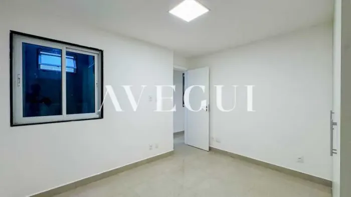 Apartamento térreo na quadra da praia no Leblon - 96 m²