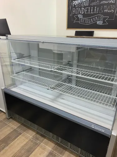 itrine Refrigerada Ar Forçado GPFA-140R PR Preta Gelopar Vidro Reto