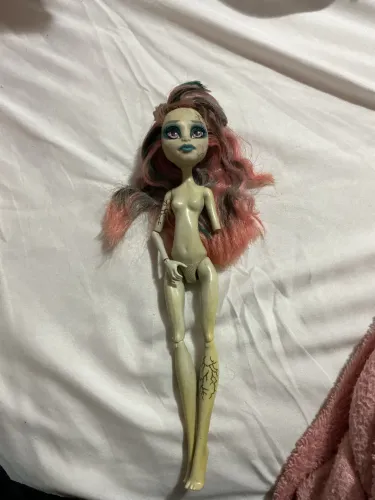 Rochelle Goyle Zombie Shake