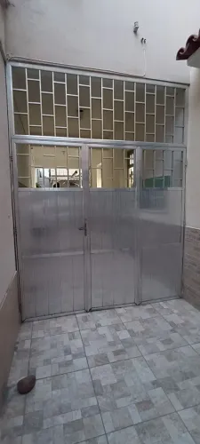 Portão de alumínio grande e completo 