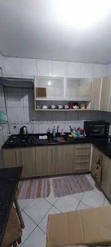 Cozinha em L usada.