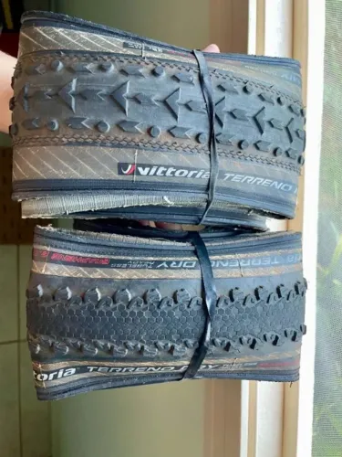 Par de Pneus Gravel Vittoria Terreno Dry/Mix 700x38 Tubeless usado