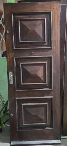 Porta madeira nobre maciça, almofadada, com fechadura e duas tetras