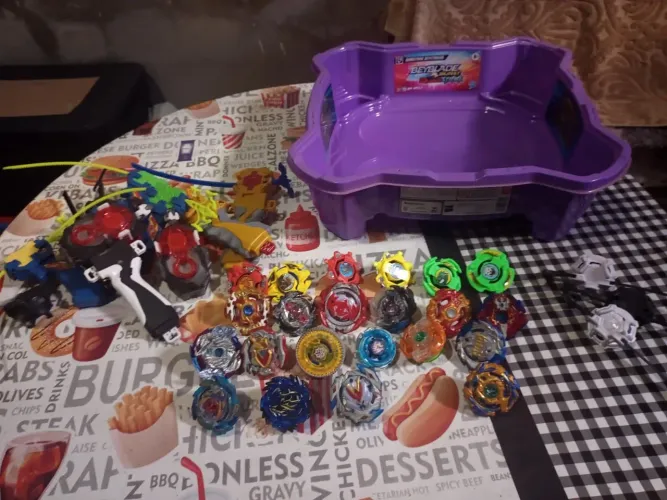 Lote de Beyblade: Arena, lançadores e beyblades