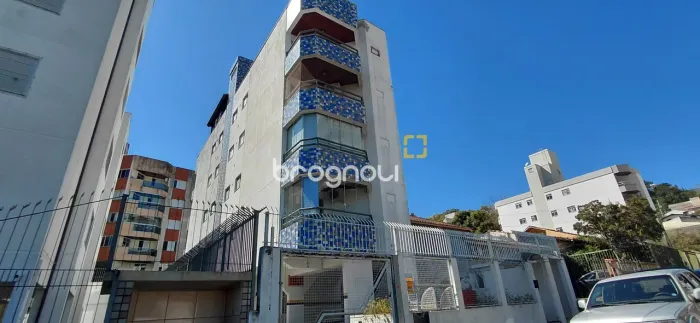 Apartamento cobertura com 2 quartos e 1 vaga de garagem próximo da UFSC em Florianópolis.