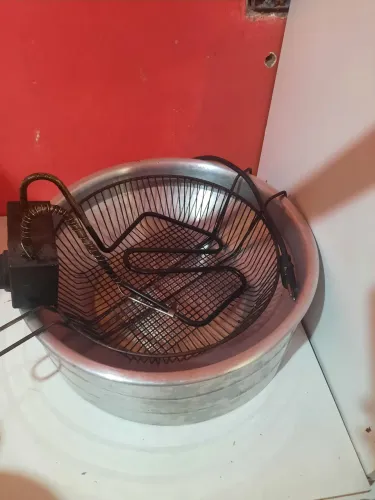 Fritadeira de salgado e pasteis de 10 litros elétrica em bom estado pra uso