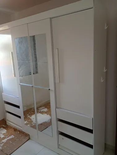 Guarda roupas 4 portas e 6 gavetas , com espelho. Venda urgente