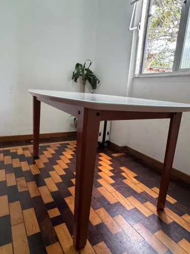 MESA COM TAMPO DE VIDRO 