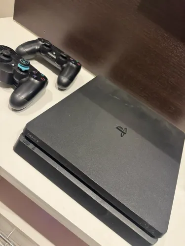 PS4 Slim 500GB + 2 Controles + 4 Jogos de Brinde