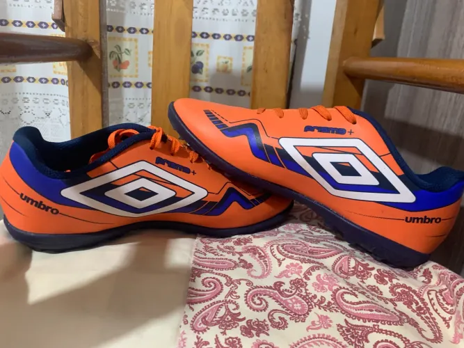 Chuteira Umbro Prisma Society