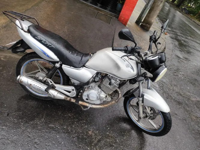 Um dos Suzuki yes 125