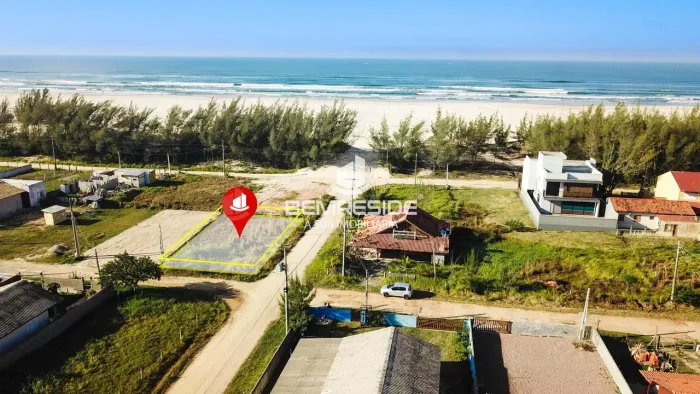 Terreno escriturado e de esquina na primeira quadra do mar no Balneário Camacho