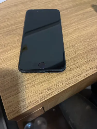 IPhone SE (2020)- estado da carcaça (meio desgastada)- saúde da bateria (72%)