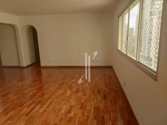 Apto bem localizado na Avenida Portugal. Três dormitórios sendo uma suíte. Valor R$950.000