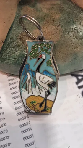chaveiro antigo canivete<br> garça cloisonné chinês com detalhes em esmalte azul.